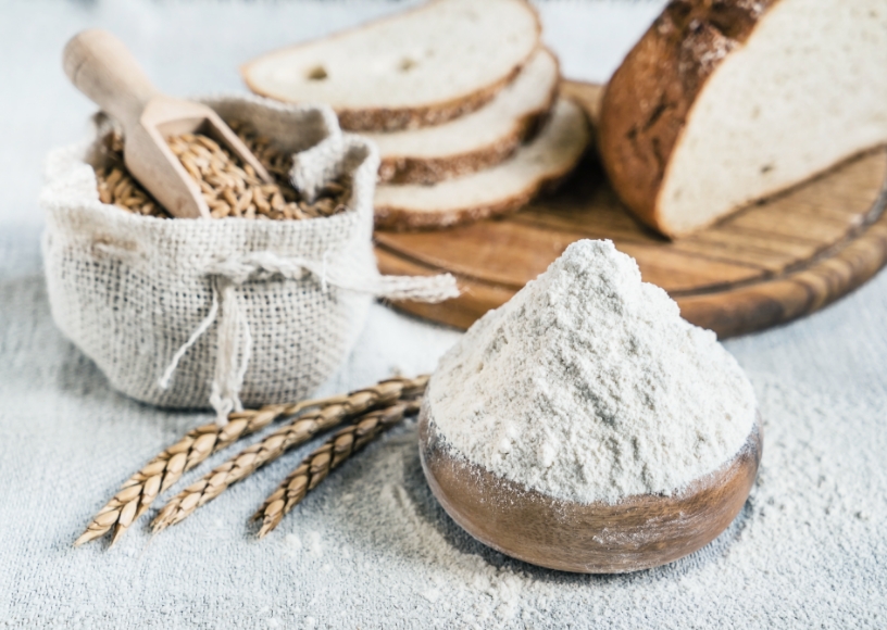 Viele Zutaten wie Mehl, Getreidekörner und geschnittenes Brot